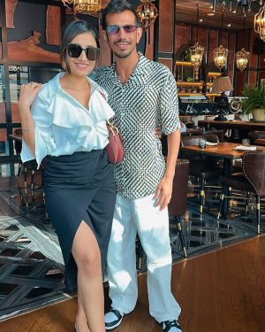 Dhanashree Verma Instagram - Vibes 🤍🖤
