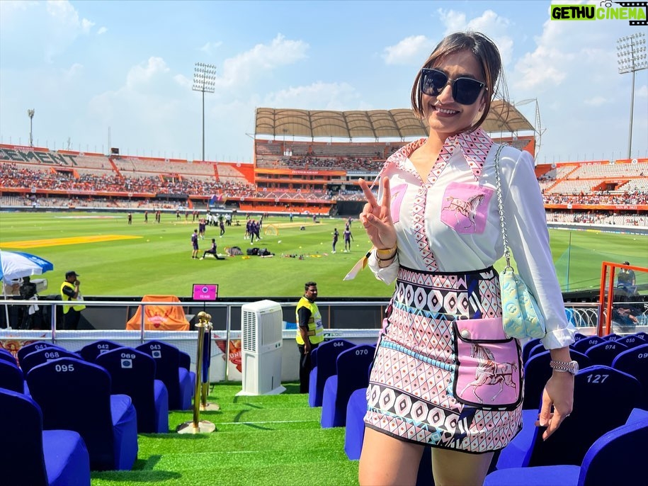 Dhanashree Verma Instagram - To a perfect pink Sunday 💕 @rajasthanroyals had to be there for the first game #hallabol Congratulations @yuzi_chahal23 for 303 t20 wickets 🧿 what a day Rajiv Gandhi International Cricket Stadium