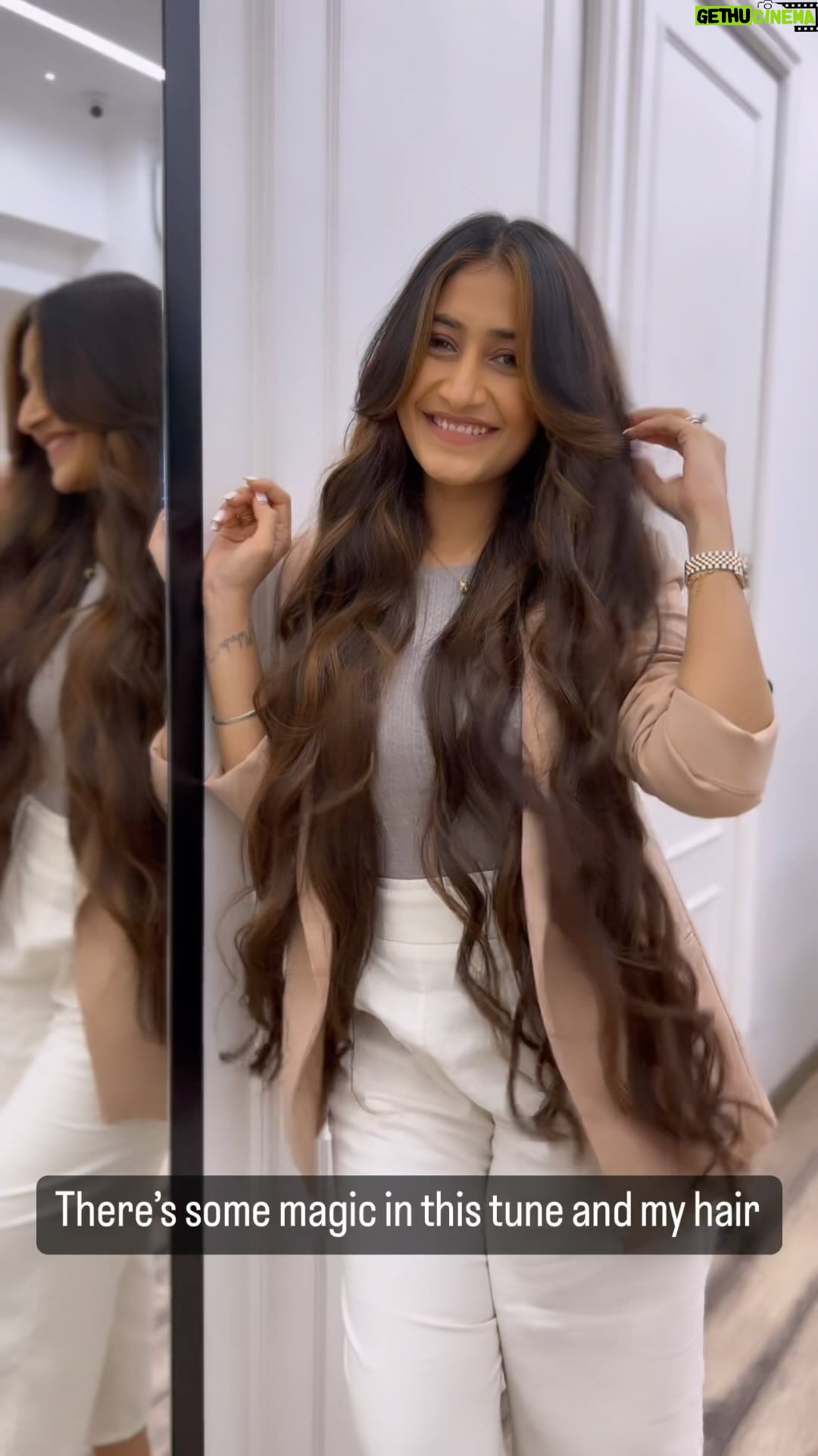 Dhanashree Verma Instagram - Vibing cuz everything feels in tune 🫶🏻 Meet my magician 💫 @vipulchudasamaofficial Thank you for always treating my hair with immense care & love Loved the new look ♥️