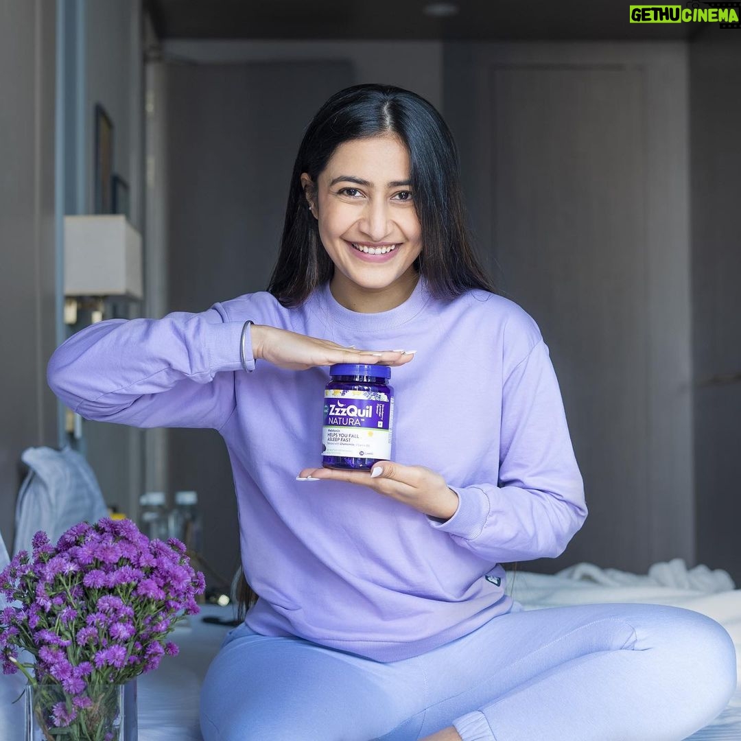 Dhanashree Verma Instagram - I constantly have a million thoughts running through my head - from thinking about travel to early-morning shoot, the list goes on! On most days, it can be challenging to simply settle down at night-time, go to sleep and stay alert for my shoot the next day. I decided it was time for me to concentrate on my sleep pattern, but I found it challenging because I didn't have a set routine. Fortunately, I discovered Vicks #ZzzQuilNatura to support a healthier sleep cycle and help wake up regenerated. I tried it a couple of times and it has changed my life for better. It has Melatonin blended with the goodness of Chamomile and Lavender that helps you fall asleep fast. And the best part? It contains Vitamin B6 that fights all tiredness so wake up feeling your best. Try now from BlinkIt and get it delivered within 10 mins! @zzzquil_india #ZzzQuilNatura #ZzzQuilIndia #KyunkiAachiNeendIn #TohApkaDinDhinakDin