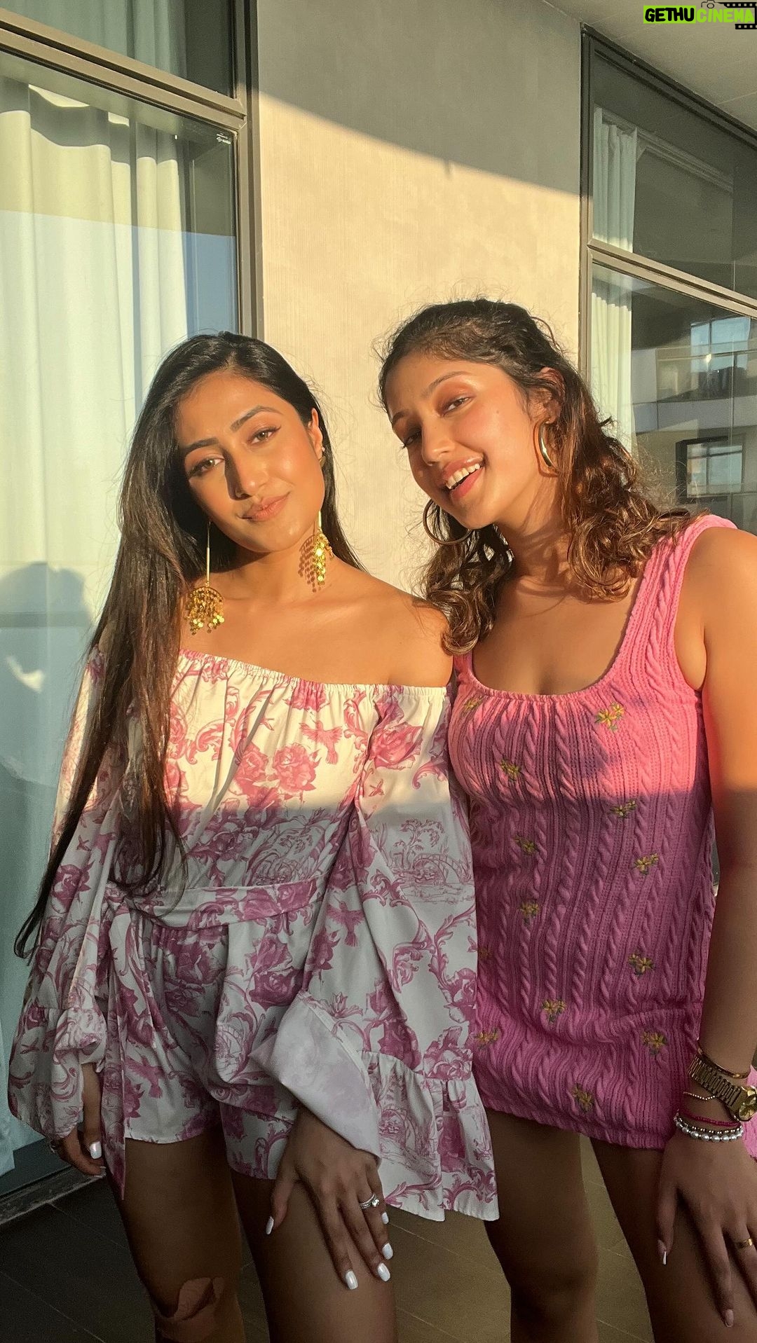 Dhanashree Verma Instagram - First groove on the last day of the year♥️ When she made me groove on the last day of 2022 Tough one for me but sometimes keeping it simple is better & beautiful 💁♀️ Love you @prathacanser_03 ♥️