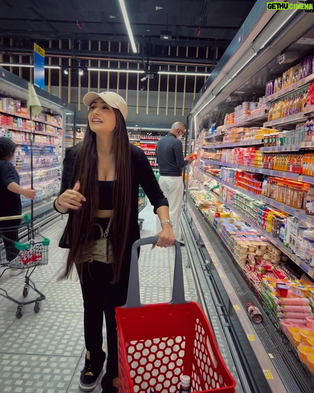 Dhanashree Verma Instagram - Swipe to see the most awkward grocery pictures of the year πββοΈ Are you a grocery shopper too? Therapeutic time of my life π«Άπ»