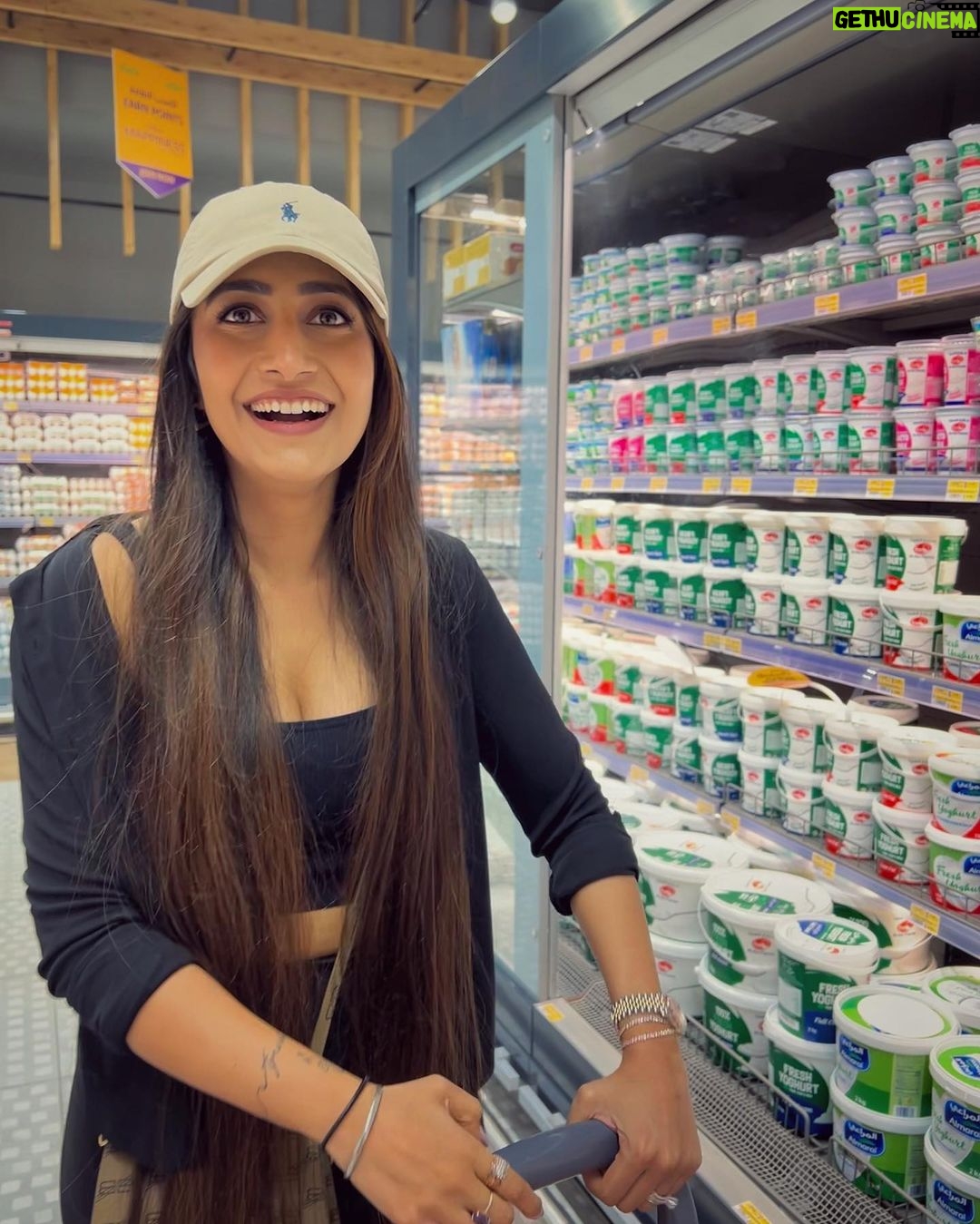 Dhanashree Verma Instagram - Swipe to see the most awkward grocery pictures of the year πββοΈ Are you a grocery shopper too? Therapeutic time of my life π«Άπ»