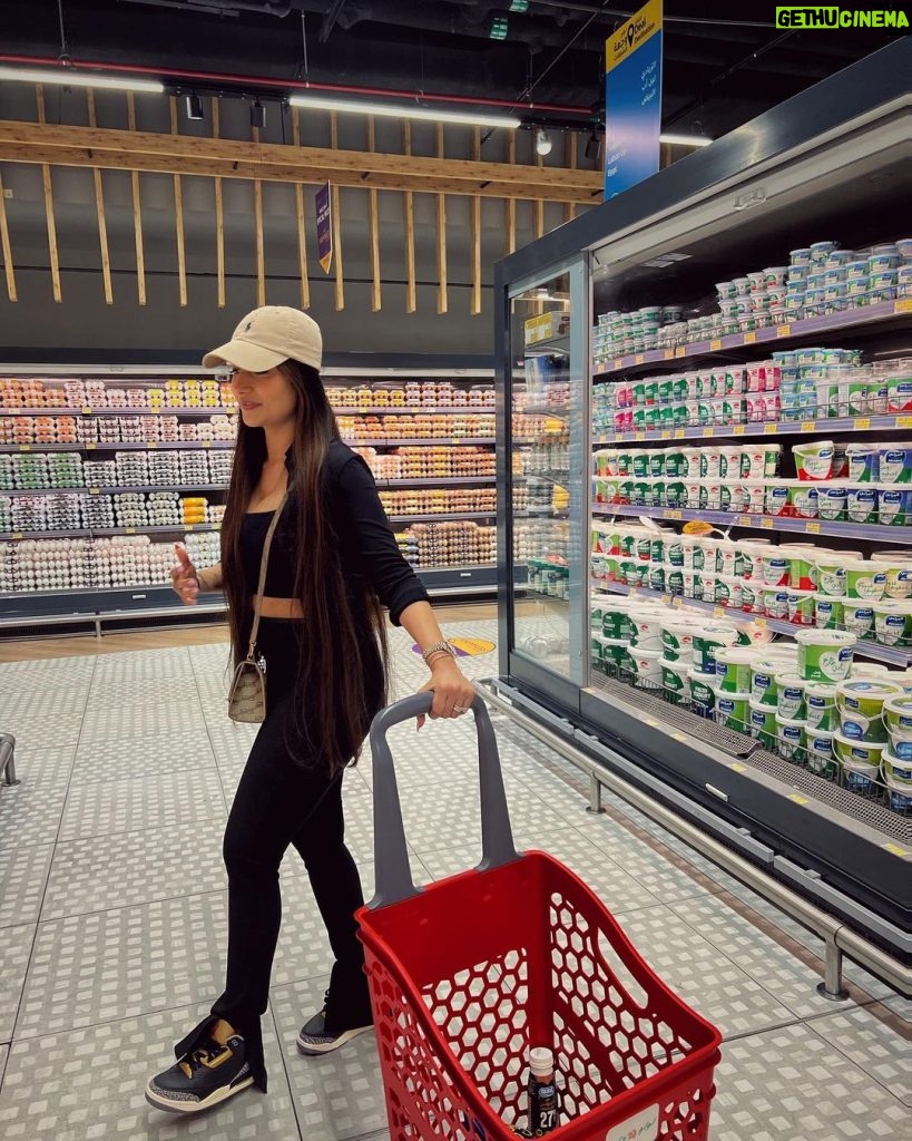 Dhanashree Verma Instagram - Swipe to see the most awkward grocery pictures of the year 💁‍♀️ Are you a grocery shopper too? Therapeutic time of my life 🫶🏻