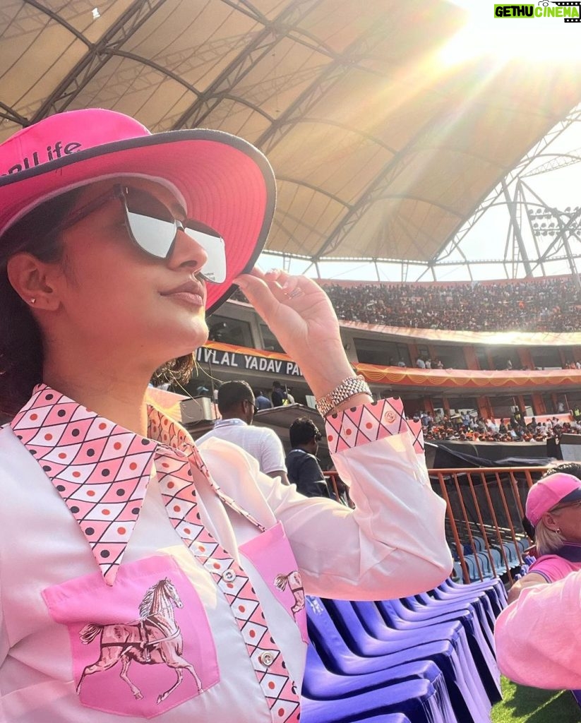 Dhanashree Verma Instagram - To a perfect pink Sunday 💕 @rajasthanroyals had to be there for the first game #hallabol Congratulations @yuzi_chahal23 for 303 t20 wickets 🧿 what a day Rajiv Gandhi International Cricket Stadium
