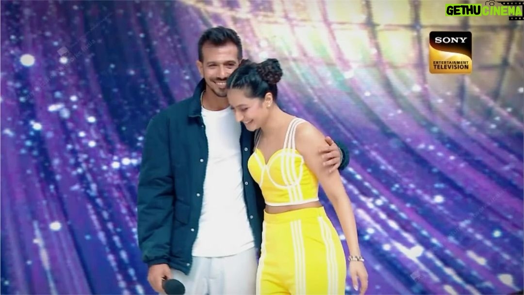Dhanashree Verma Instagram - Jhalak ke manch par pahunche apni life partner Dhanashree ko support karne Yuzvendra Chahal! Dekhiye #JhalakDikhhlaJaa, Sat- Sun, raat 9:30 baje sirf #SonyEntertainmentTelevision par. @malaikaaroraofficial @farahkhankunder @arshad_warsi @gauaharkhan @rithvikk_dhanjani @dhanashree9 @yuzi_chahal23 @sagar_bora #JhalakDikhhlaJaaOnSonyTV