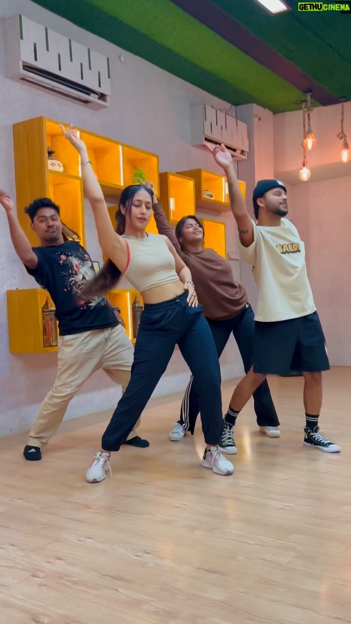Dhanashree Verma Instagram - That morning D R O P with my Gang 🔥 Thank you for loving our first performance #crazykiyare ✨