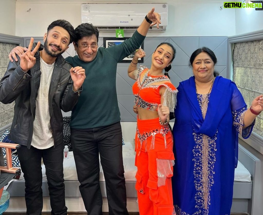 Dhanashree Verma Instagram - First time got the opportunity to get my family together ♥️ On that note we decided to do a super comedy act with my brother to make sure my parents have a great time and also for you guys to have a laughing session this weekend💪🏻🔥 It’s been a rollercoaster journey with scores which has put us in a tight situation today. 🥲 Aaj aur kal mujhe aap sabka saath chahiye to go ahead in the competition. It’s only possible if we come together and VOTE TONIGHT FOR ME 🧿♥️