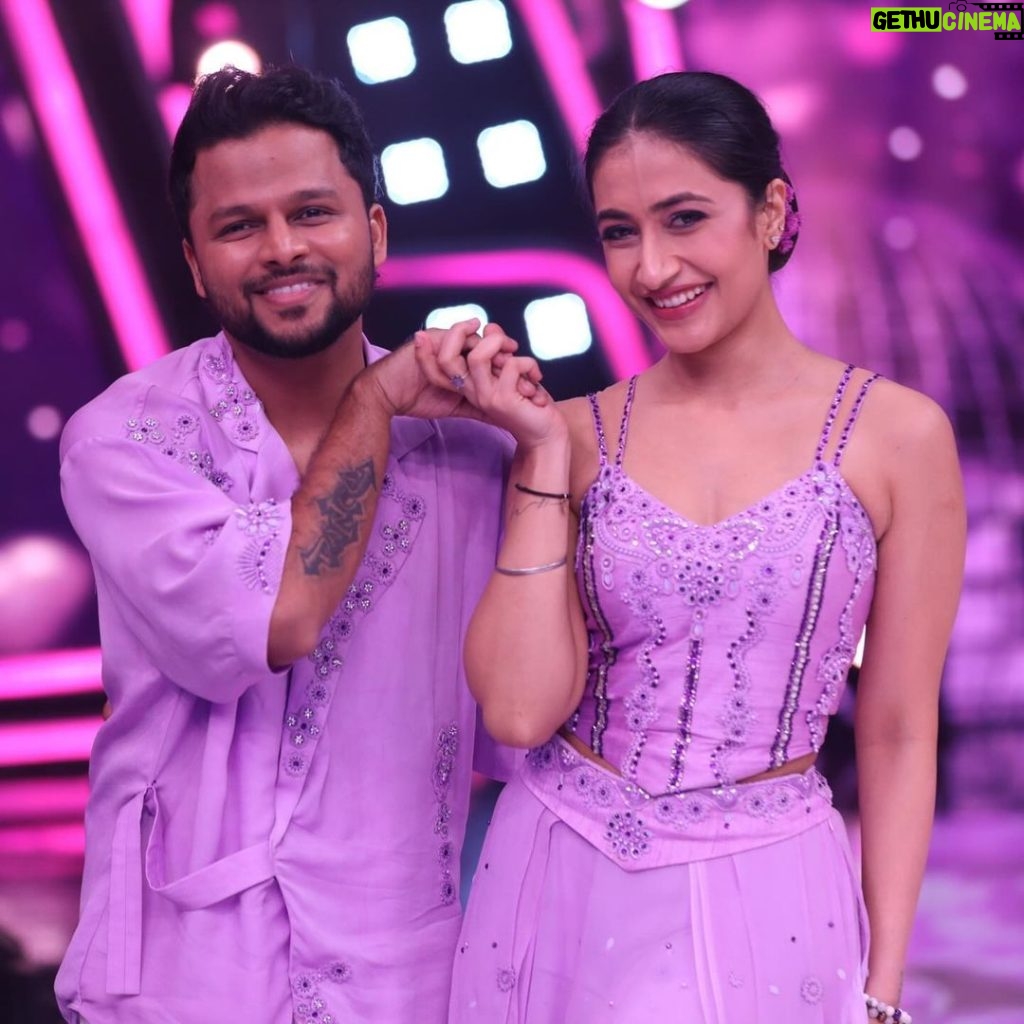 Dhanashree Verma Instagram - The act that made everyone’s heart melt 💜 Watch our performance SATURDAY 10th feb 🙏🏻 VOTING LINES OPEN from 9:30 to 12 am on SonyLiv App (SATURDAY) There’s a surprise don’t miss it #hardworkpays #jhalakdikhlajaa