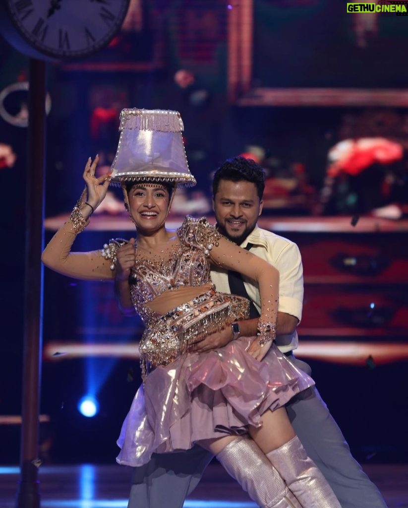 Dhanashree Verma Instagram - The Lamp of the year that will always bring light in your lives 😂🤍🚀💪🏻 Costume Drama toh humne Bohot seriously le liya 😂 Do watch our performance tonight and VOTING LINES WILL BE OPEN TONIGHT 9:30 pm to 12 am On SonyLiv app #jhalakdikhlajaa