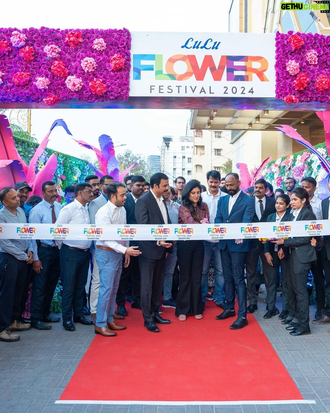 Dhanya Balakrishna Instagram - Thank you @lulumallhyderabad for inviting me to launch LULU MALL FLOWER FESTIVAL. Super initiative to support local flower vendors and encourage us to grow plants and go green 🪴♥️🙏🏻