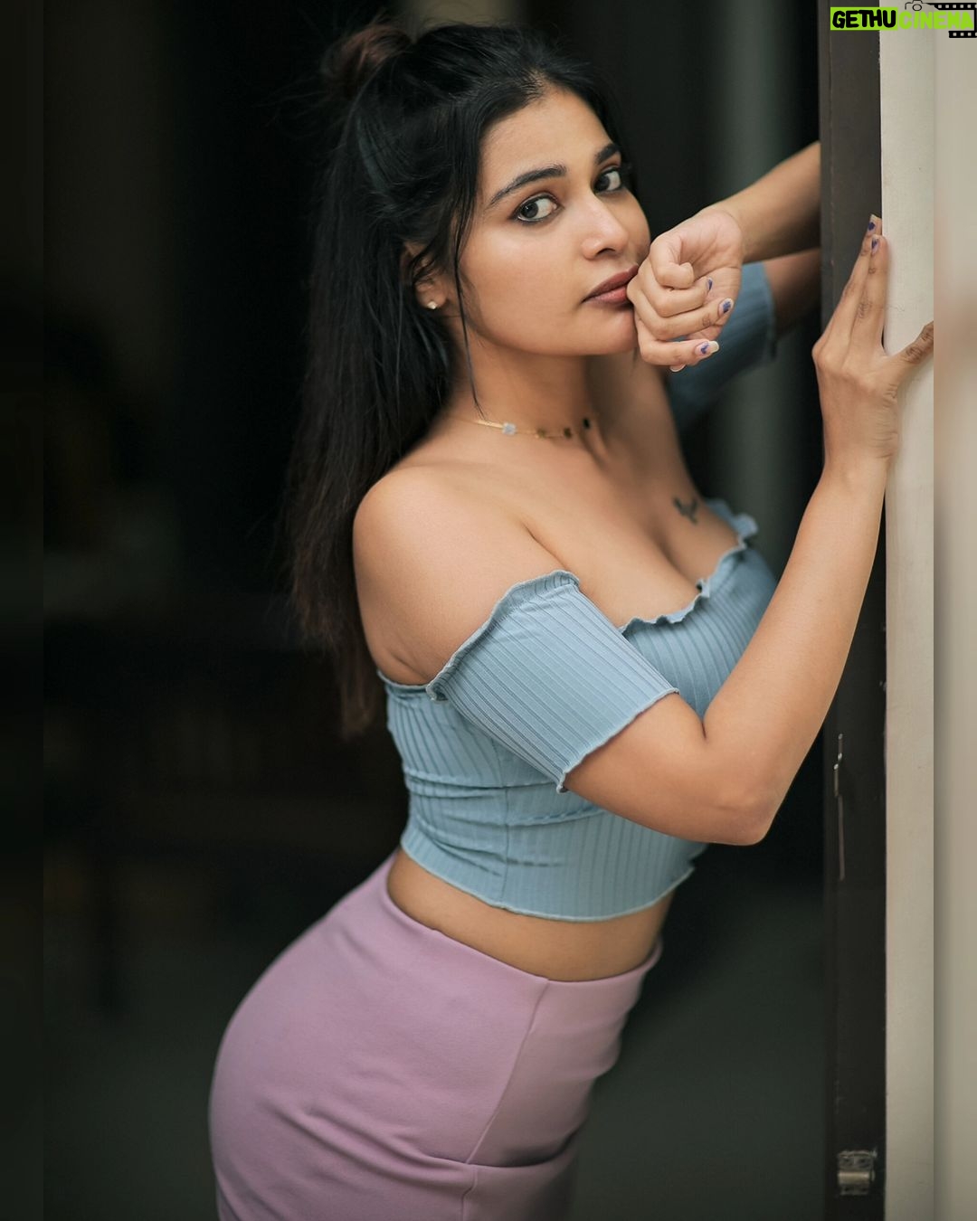 Dharsha Gupta Instagram - 💙💜உங்கள் வாழ்க்கையில் நீங்கள் மகிழ்ச்சியாக இருக்க வேண்டுமா? யாரிடமும் எதையும் எதிர்பார்க்காதீர்கள்💜💙 Pic- @dhanush__photography
