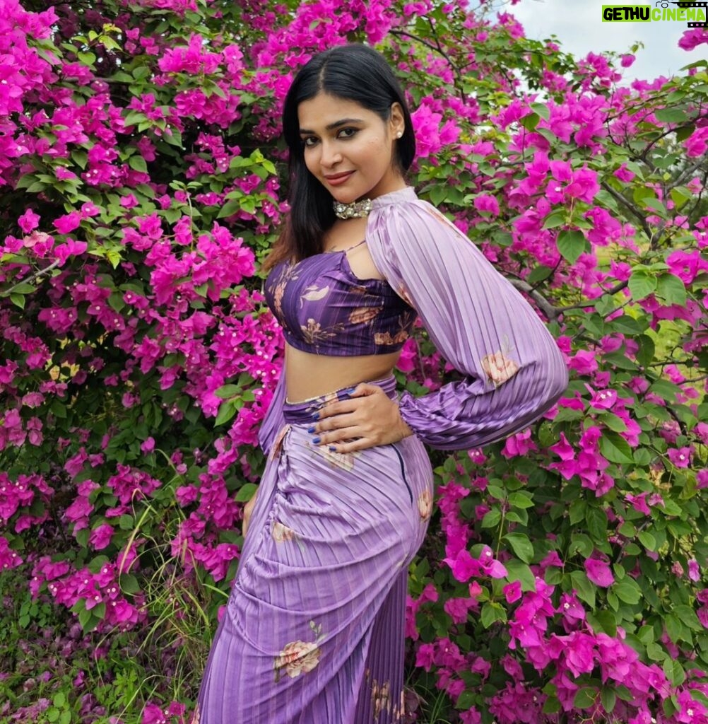 Dharsha Gupta Instagram - 🌸நீயே உனக்கு என்றும் நீங்கா துணை🌸 Costume- @aks_le_couturier Pic- @baljithm