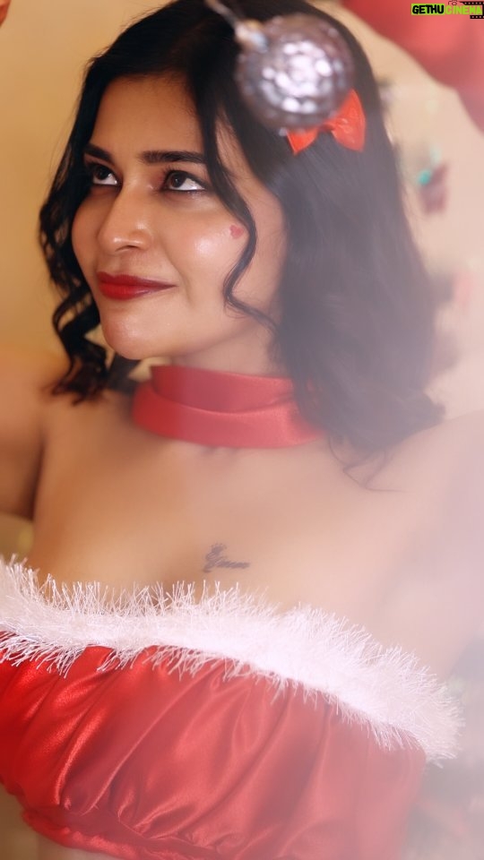 Dharsha Gupta Instagram - 🎄Merry Christmas🎄 Makeup- @jiyamakeupartistry Hairstylist- @mani_stylist_ Costume- @rathidesign Costume designer- @nawin_designer Vc- @shotsbyuv @sat_narain