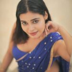 Dharsha Gupta Instagram – 💙பறப்பதற்கு வசதிகள் இருந்தாலும் தரையில் இருக்கவும் கற்றுக்கொள்… சிறகுகளை இழந்தாலும் வருந்தமாட்டாய்💙
Blouse & Saree- @kaarigai.sarees @ivalinmabia 
Pic- @dhanush__photography