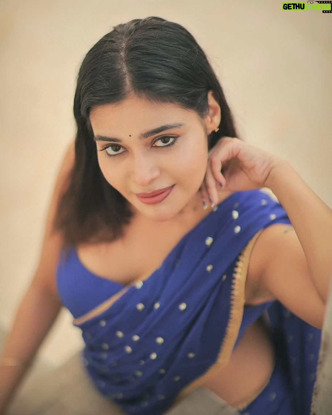 Dharsha Gupta Instagram - 💙பறப்பதற்கு வசதிகள் இருந்தாலும் தரையில் இருக்கவும் கற்றுக்கொள்... சிறகுகளை இழந்தாலும் வருந்தமாட்டாய்💙 Blouse & Saree- @kaarigai.sarees @ivalinmabia Pic- @dhanush__photography