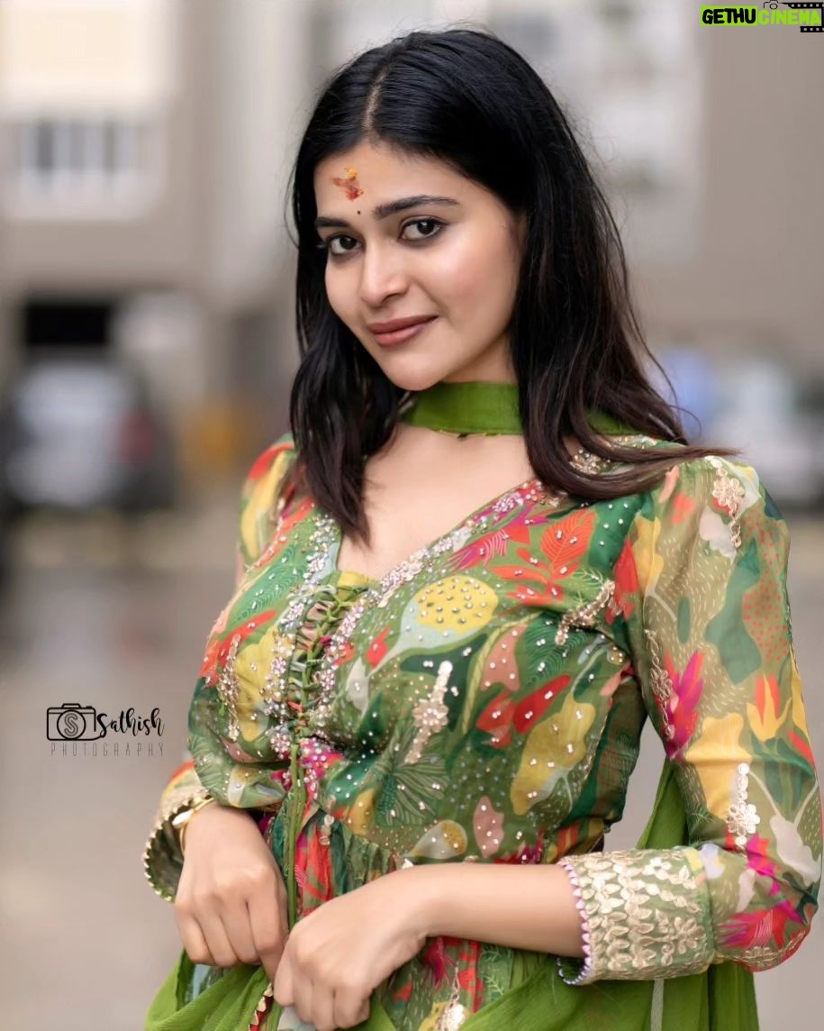 Dharsha Gupta Instagram - ❤️💚முயற்சியை விதைத்துக் கொண்டே இருங்கள் முளைத்தால் விருட்சமாகட்டும் இல்லையேல் உரமாகட்டும்💚❤️ Costume- @poshbridalstudio_ Pic- @sathish_photography49