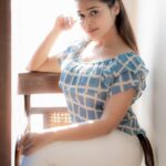 Dharsha Gupta Instagram - 🤍💙எதுவாக இருந்தாலும் சரி மூழ்கிவிடாதே.. மிதக்க கற்றுக்கொள்💙🤍 Pic- @camerasenthil @rrajeshananda