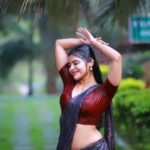 Dharsha Gupta Instagram - 🌧Enjoying Rain🌧 Hairstyle- @kovai.trendz Saree & Blouse - @rathidesign Vc- @padmaweddingz @baljithm Location- @thiruchitrambalampalaceresort Thiruchitrambalam Palace