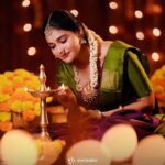 Dharsha Gupta Instagram – ✨️💥🪔தீபங்கள் ஒளிரட்டும், பட்டாசுகள் வெடிக்கட்டும், உங்கள் வாழ்வில் மகிழ்ச்சியும் வெற்றியும் மலரட்டும்,
இனிய தீபாவளி நல்வாழ்த்துக்கள்🪔💥✨️
M&H- @kovai.trendz 
Saree & Blouse- @chennaipattu 
Jewelry- @queens_jewel_emporium 
Location- @thiruchitrambalampalaceresort 
Concept decoration-@devents.co.in Thiruchitrambalam Palace
