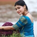 Dharsha Gupta Instagram – 💜💙மழலையாய் மனதை வைத்திரு கவலைகளும் தீண்டாது💙💜
Makeover – @tissy_rental_attires @kovai.trendz 
Pic- @ayoobweddingads Ottapalam, Palakad