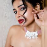 Dharsha Gupta Instagram - ✨️அன்பான வாழ்க்கை ஒற்றுமையான குடும்பம் நிம்மதியான வேலை ஆரோக்கியம் நீடித்திருக்க இனிய புத்தாண்டு நல்வாழ்த்துக்கள்✨️ ✨️May your days be painted in gold. May your life be filled with diamonds. May the stars shine bright on your world. May you have a fun-filled year. Happy New Year 2024✨️ Makeup & jewelry- @jiyamakeupartistry Costume- @nawin_designer Pic- @shotsbyuv @sat_narain