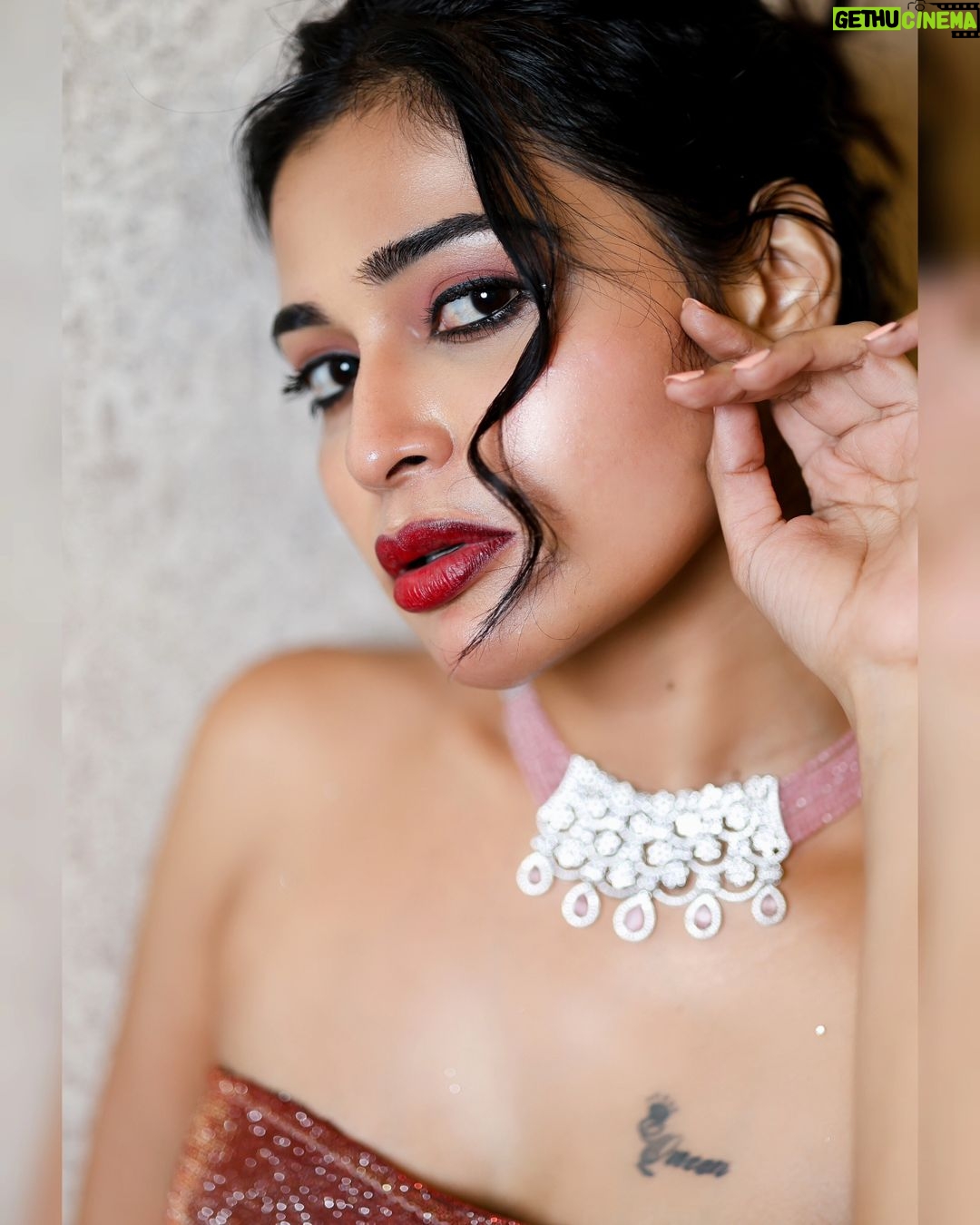Dharsha Gupta Instagram - ✨️அன்பான வாழ்க்கை ஒற்றுமையான குடும்பம் நிம்மதியான வேலை ஆரோக்கியம் நீடித்திருக்க இனிய புத்தாண்டு நல்வாழ்த்துக்கள்✨️ ✨️May your days be painted in gold. May your life be filled with diamonds. May the stars shine bright on your world. May you have a fun-filled year. Happy New Year 2024✨️ Makeup & jewelry- @jiyamakeupartistry Costume- @nawin_designer Pic- @shotsbyuv @sat_narain