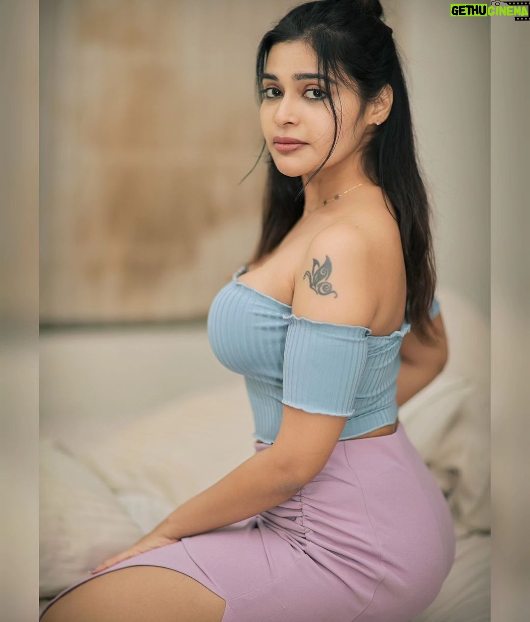 Dharsha Gupta Instagram - 🩵💜எண்ணங்களே நம் வாழ்க்கையை வடிவமைக்கின்றத💜🩵 🩵💜Happy Weekend💜🩵 Pic- @dhanush__photography