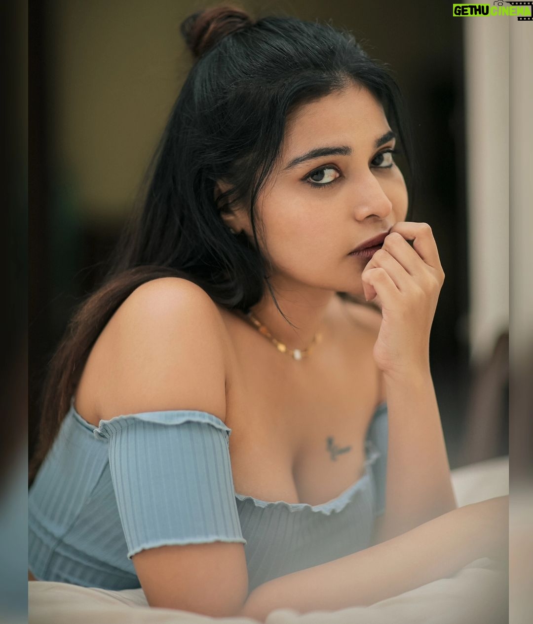 Dharsha Gupta Instagram - 🩵💜எண்ணங்களே நம் வாழ்க்கையை வடிவமைக்கின்றத💜🩵 🩵💜Happy Weekend💜🩵 Pic- @dhanush__photography