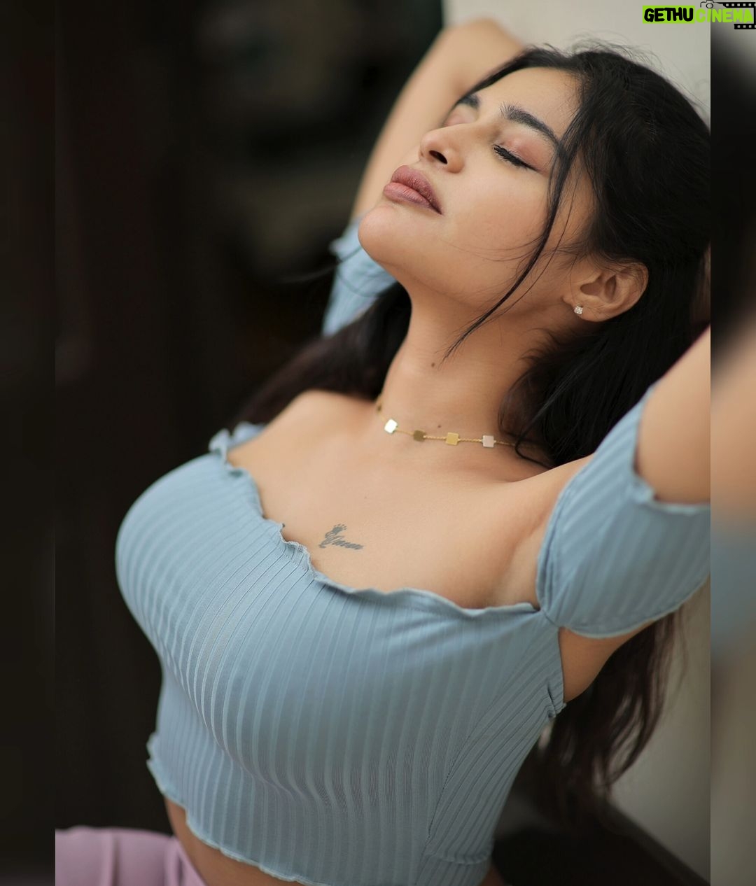 Dharsha Gupta Instagram - 🩵💜எண்ணங்களே நம் வாழ்க்கையை வடிவமைக்கின்றத💜🩵 🩵💜Happy Weekend💜🩵 Pic- @dhanush__photography