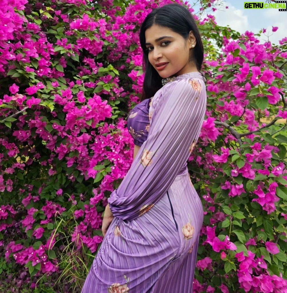 Dharsha Gupta Instagram - 🌸நீயே உனக்கு என்றும் நீங்கா துணை🌸 Costume- @aks_le_couturier Pic- @baljithm