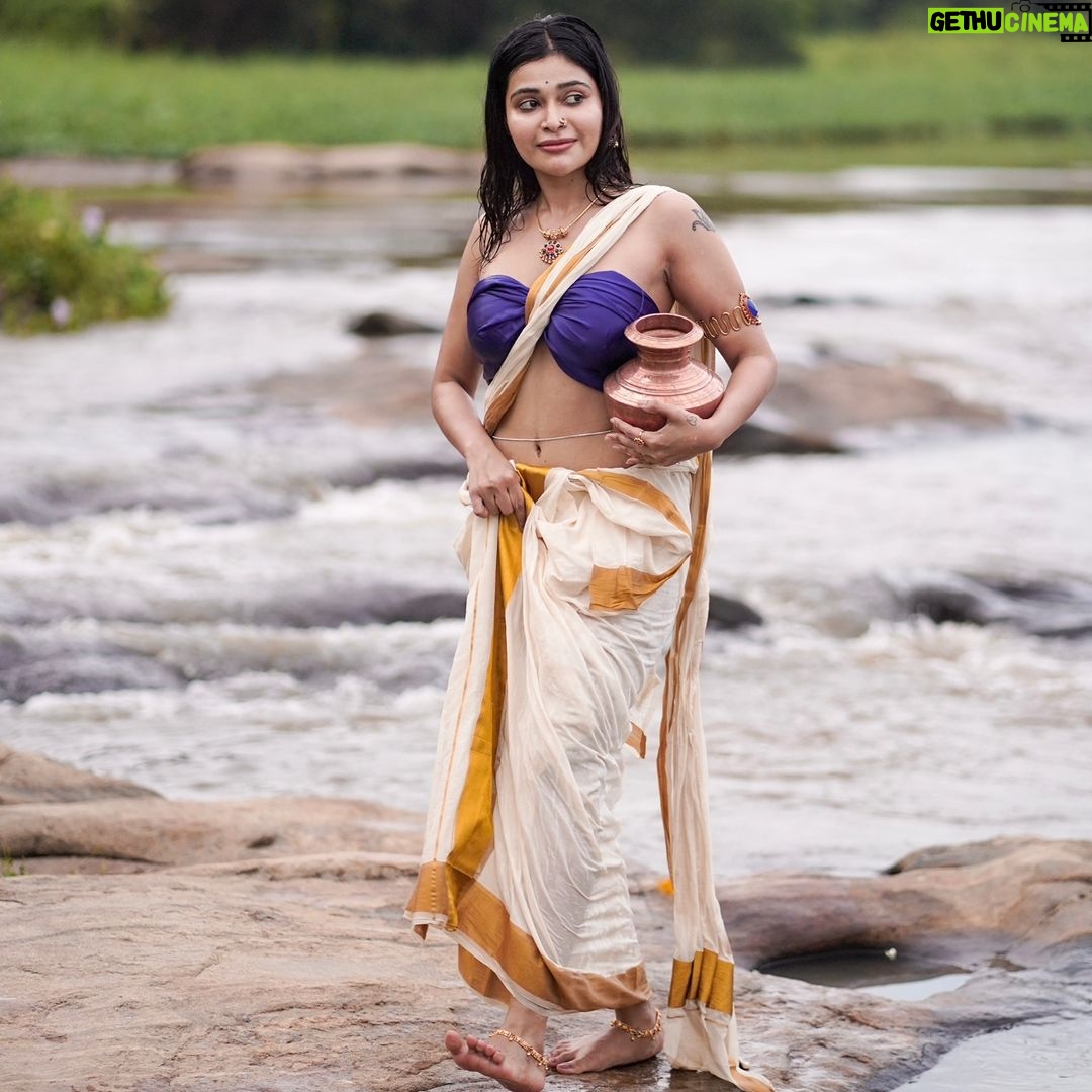 Dharsha Gupta Instagram - 🤍💙கவிதை என்பது பேசும் ஓவியம்💙🤍 Makeover- @kovai.trendz Jewelry- @queens_jewel_emporium Pic- @ashokarsh