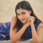 Dharsha Gupta Instagram - 💙பறப்பதற்கு வசதிகள் இருந்தாலும் தரையில் இருக்கவும் கற்றுக்கொள்... சிறகுகளை இழந்தாலும் வருந்தமாட்டாய்💙 Blouse & Saree- @kaarigai.sarees @ivalinmabia Pic- @dhanush__photography