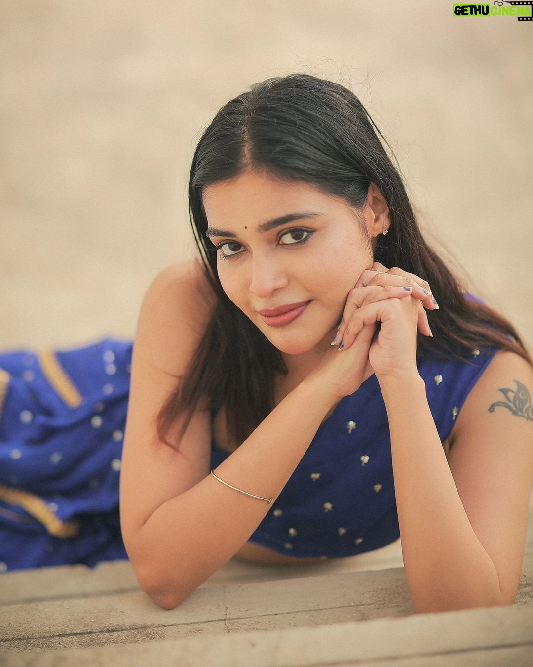 Dharsha Gupta Instagram - 💙பறப்பதற்கு வசதிகள் இருந்தாலும் தரையில் இருக்கவும் கற்றுக்கொள்... சிறகுகளை இழந்தாலும் வருந்தமாட்டாய்💙 Blouse & Saree- @kaarigai.sarees @ivalinmabia Pic- @dhanush__photography
