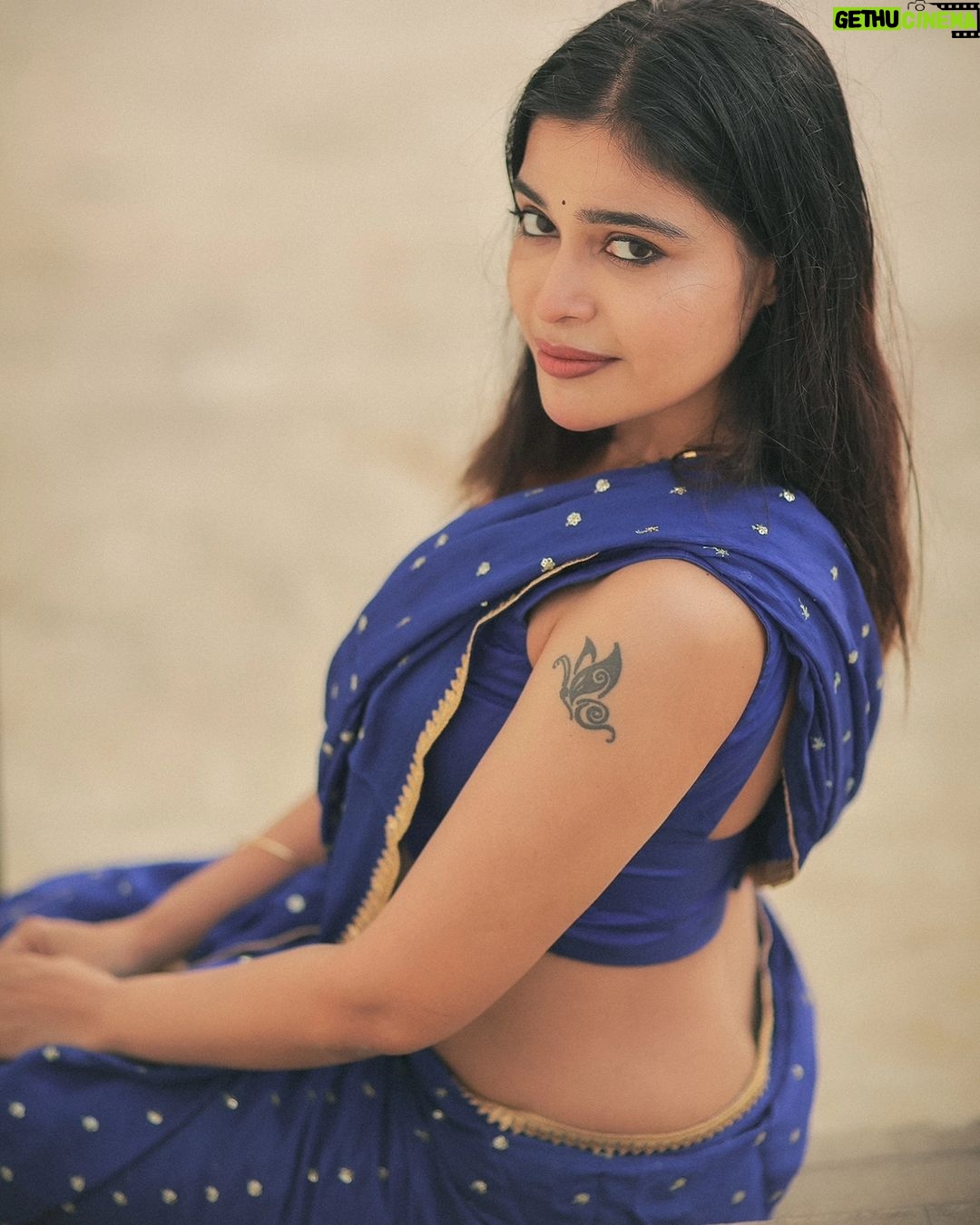Dharsha Gupta Instagram - 💙பறப்பதற்கு வசதிகள் இருந்தாலும் தரையில் இருக்கவும் கற்றுக்கொள்... சிறகுகளை இழந்தாலும் வருந்தமாட்டாய்💙 Blouse & Saree- @kaarigai.sarees @ivalinmabia Pic- @dhanush__photography