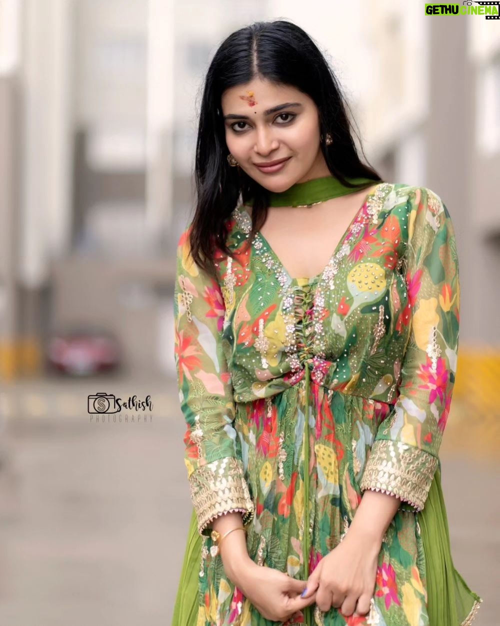 Dharsha Gupta Instagram - ❤️💚முயற்சியை விதைத்துக் கொண்டே இருங்கள் முளைத்தால் விருட்சமாகட்டும் இல்லையேல் உரமாகட்டும்💚❤️ Costume- @poshbridalstudio_ Pic- @sathish_photography49