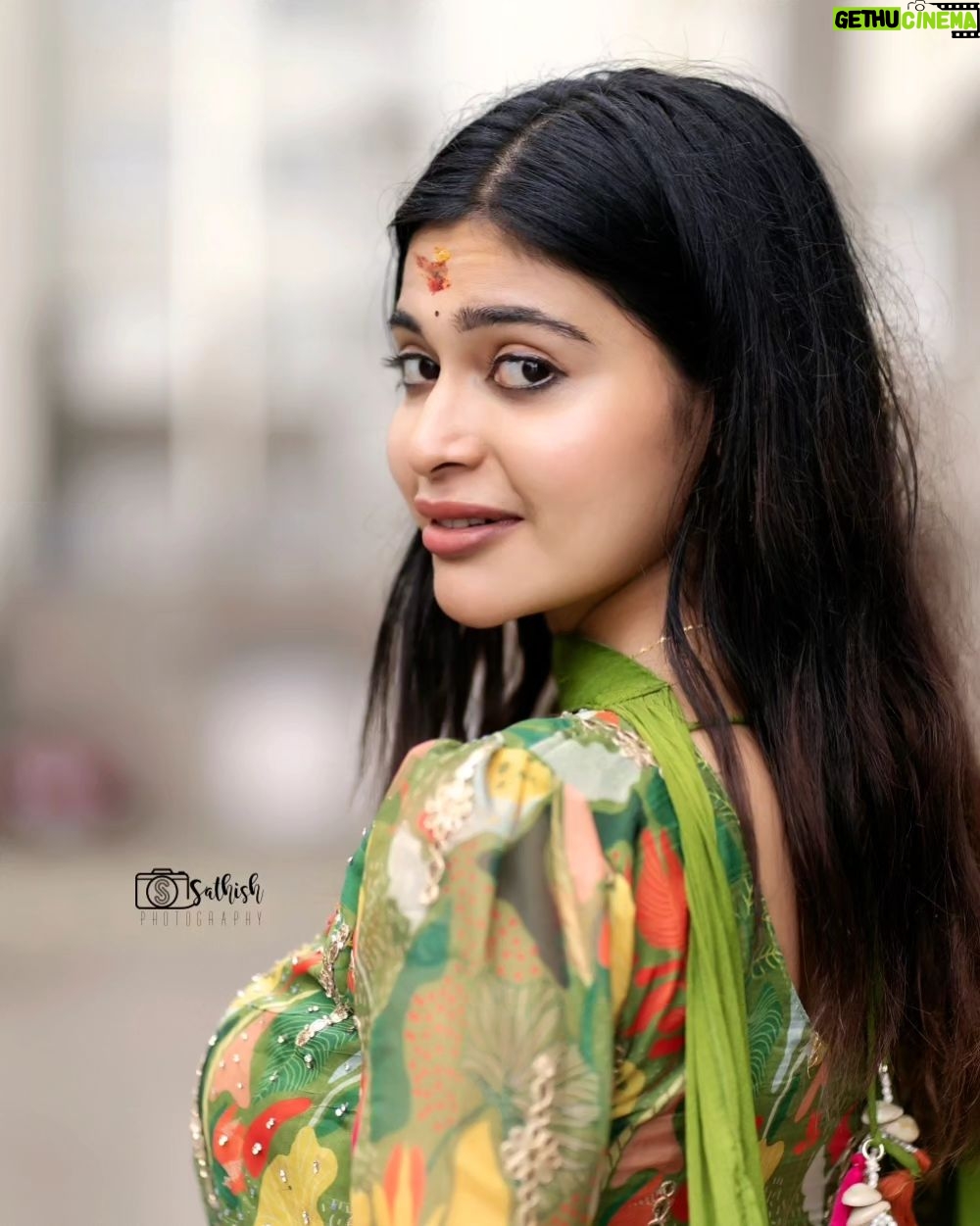 Dharsha Gupta Instagram - ❤️💚முயற்சியை விதைத்துக் கொண்டே இருங்கள் முளைத்தால் விருட்சமாகட்டும் இல்லையேல் உரமாகட்டும்💚❤️ Costume- @poshbridalstudio_ Pic- @sathish_photography49