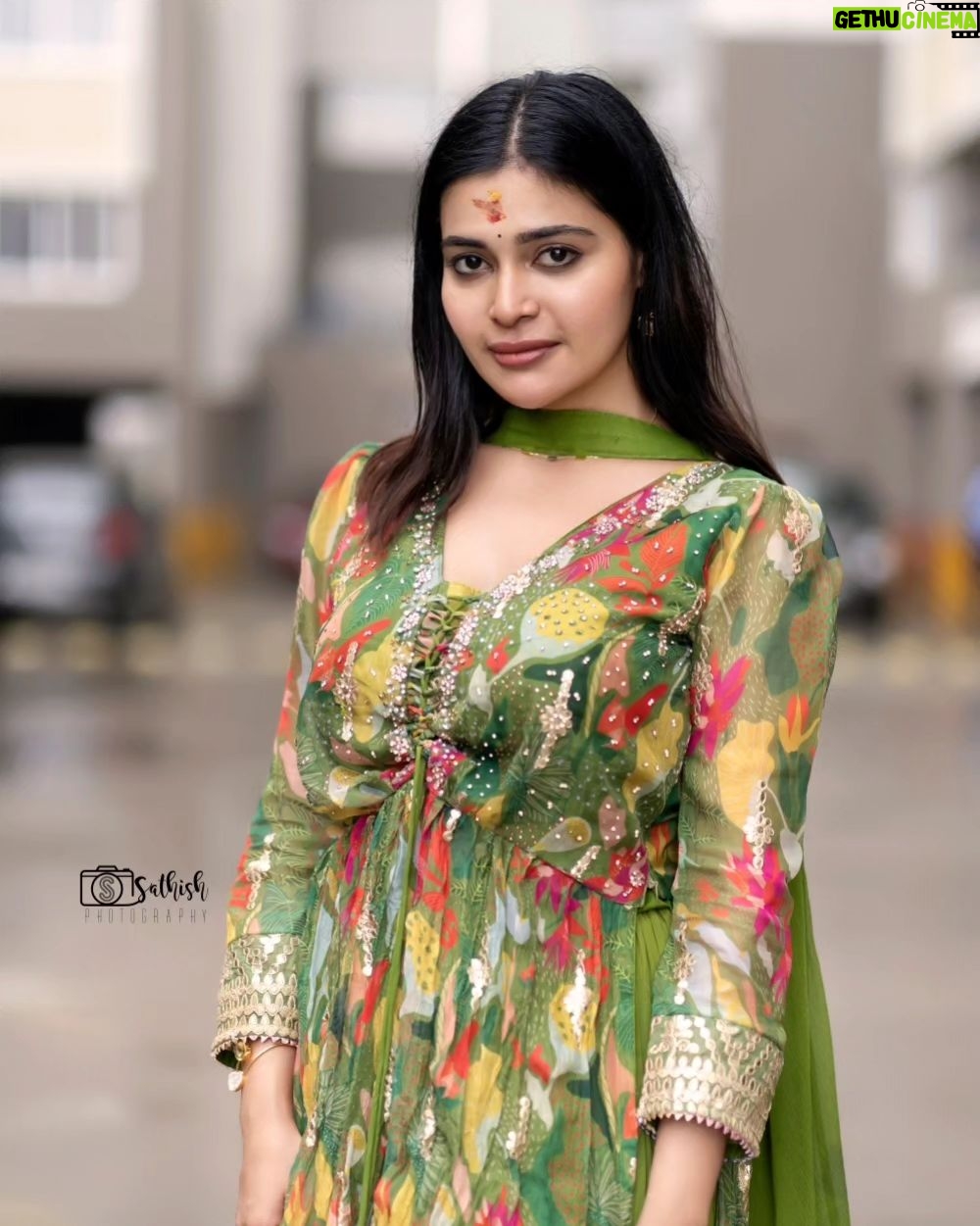 Dharsha Gupta Instagram - ❤️💚முயற்சியை விதைத்துக் கொண்டே இருங்கள் முளைத்தால் விருட்சமாகட்டும் இல்லையேல் உரமாகட்டும்💚❤️ Costume- @poshbridalstudio_ Pic- @sathish_photography49
