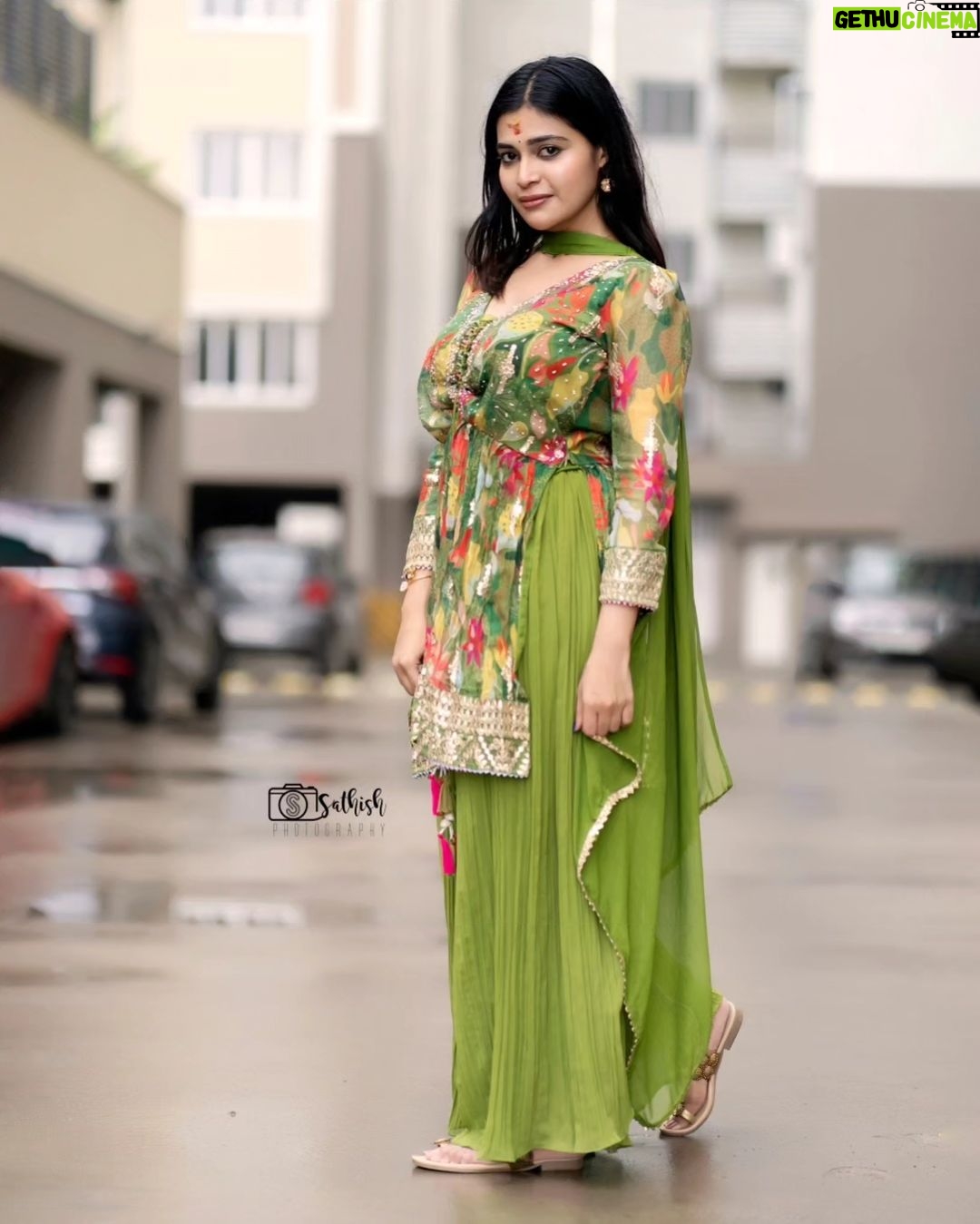Dharsha Gupta Instagram - ❤️💚முயற்சியை விதைத்துக் கொண்டே இருங்கள் முளைத்தால் விருட்சமாகட்டும் இல்லையேல் உரமாகட்டும்💚❤️ Costume- @poshbridalstudio_ Pic- @sathish_photography49