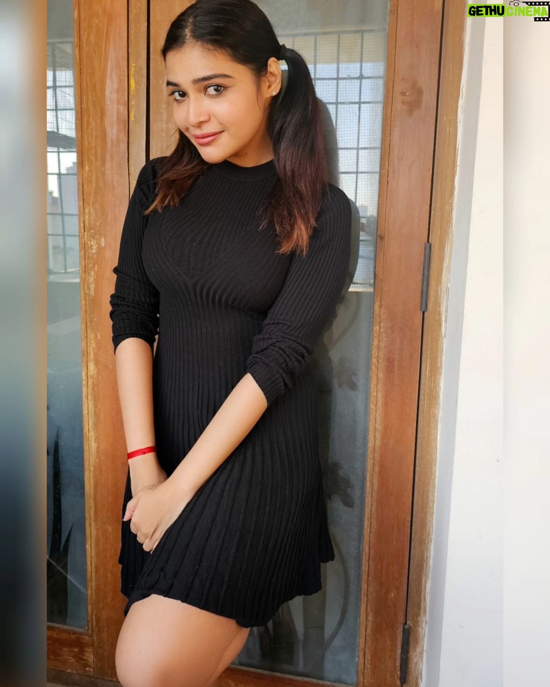 Dharsha Gupta Instagram - 🖤தவறுசெய்ய ஆயிரம் வழிகள் இருந்தாலும் அறத்துடன் வாழும் வாழ்க்கையே அழகான வாழ்க்கை🖤 🖤Happy Weekend🖤