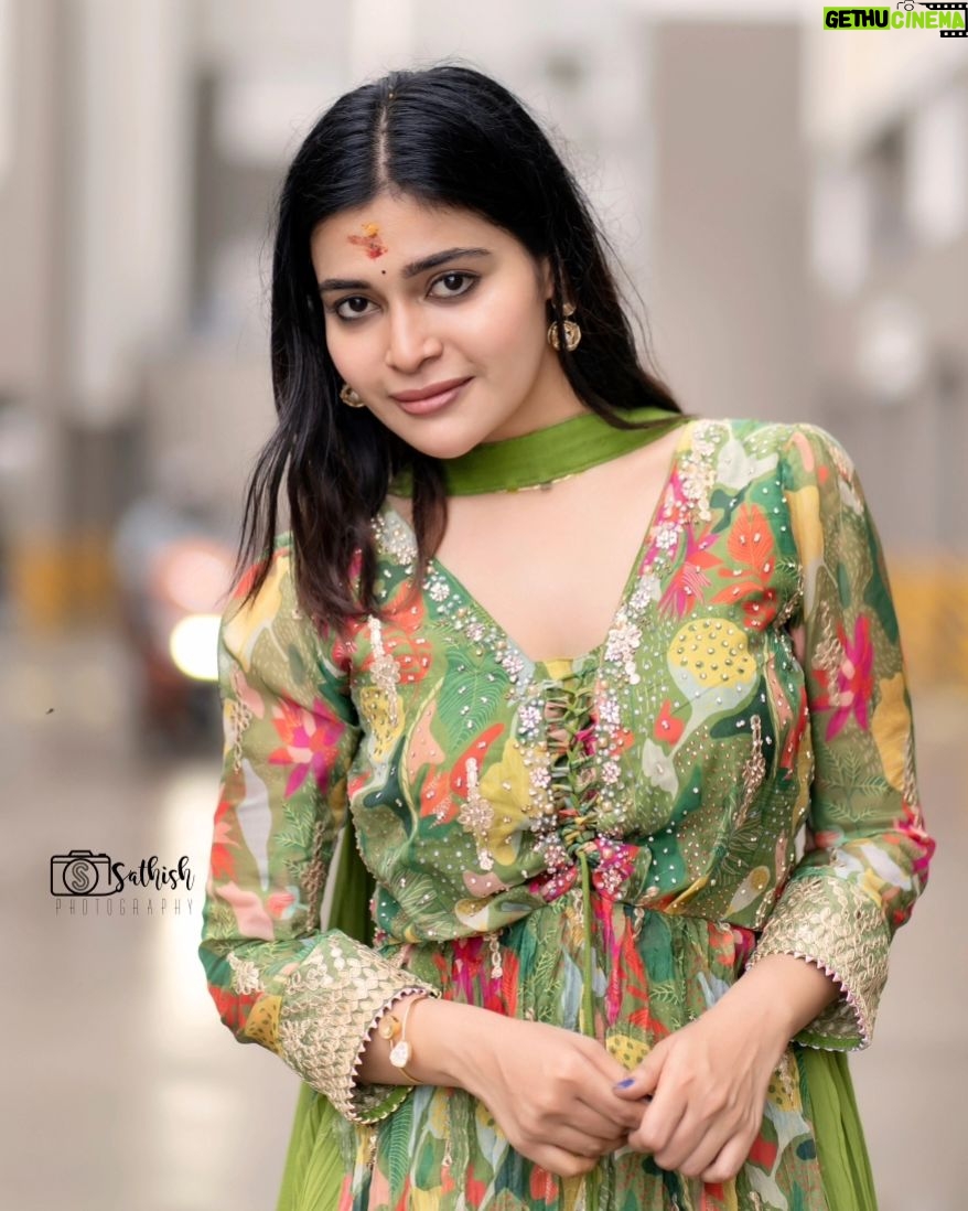 Dharsha Gupta Instagram - ❤️💚முயற்சியை விதைத்துக் கொண்டே இருங்கள் முளைத்தால் விருட்சமாகட்டும் இல்லையேல் உரமாகட்டும்💚❤️ Costume- @poshbridalstudio_ Pic- @sathish_photography49