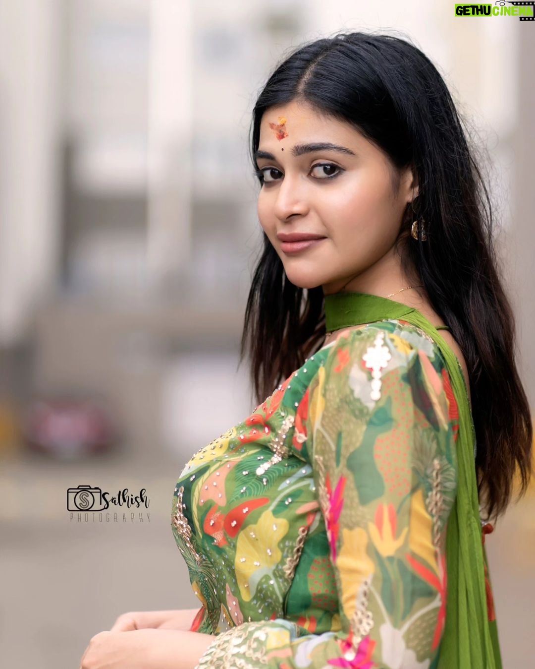 Dharsha Gupta Instagram - ❤️💚முயற்சியை விதைத்துக் கொண்டே இருங்கள் முளைத்தால் விருட்சமாகட்டும் இல்லையேல் உரமாகட்டும்💚❤️ Costume- @poshbridalstudio_ Pic- @sathish_photography49