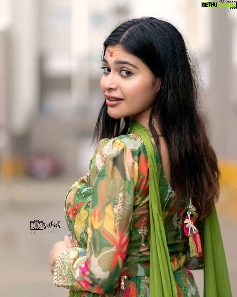 Dharsha Gupta Instagram - ❤️💚முயற்சியை விதைத்துக் கொண்டே இருங்கள் முளைத்தால் விருட்சமாகட்டும் இல்லையேல் உரமாகட்டும்💚❤️ Costume- @poshbridalstudio_ Pic- @sathish_photography49