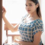 Dharsha Gupta Instagram - 🤍💙எதுவாக இருந்தாலும் சரி மூழ்கிவிடாதே.. மிதக்க கற்றுக்கொள்💙🤍 Pic- @camerasenthil @rrajeshananda