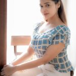 Dharsha Gupta Instagram - 🤍💙எதுவாக இருந்தாலும் சரி மூழ்கிவிடாதே.. மிதக்க கற்றுக்கொள்💙🤍 Pic- @camerasenthil @rrajeshananda