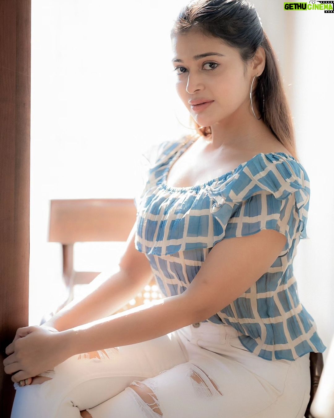 Dharsha Gupta Instagram - 🤍💙எதுவாக இருந்தாலும் சரி மூழ்கிவிடாதே.. மிதக்க கற்றுக்கொள்💙🤍 Pic- @camerasenthil @rrajeshananda
