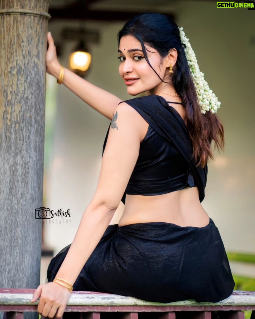 Dharsha Gupta Instagram - 🖤நம்மால் நேற்றை சரிசெய்ய முடியாது, ஆனால் நாளையை உருவாக்க முடியும்🖤 Costume- @aks_le_couturier Pic- @sathish_photography49 Location- @thiruchitrambalampalaceresort