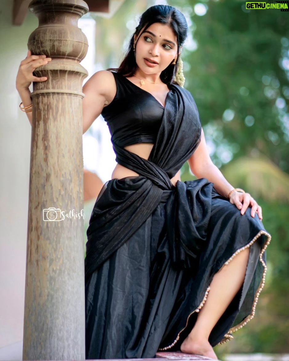 Dharsha Gupta Instagram - 🖤நம்மால் நேற்றை சரிசெய்ய முடியாது, ஆனால் நாளையை உருவாக்க முடியும்🖤 Costume- @aks_le_couturier Pic- @sathish_photography49 Location- @thiruchitrambalampalaceresort