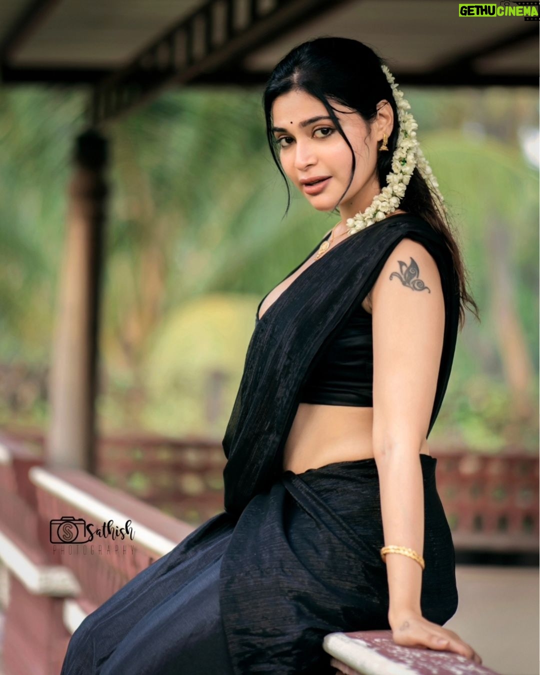 Dharsha Gupta Instagram - 🖤நம்மால் நேற்றை சரிசெய்ய முடியாது, ஆனால் நாளையை உருவாக்க முடியும்🖤 Costume- @aks_le_couturier Pic- @sathish_photography49 Location- @thiruchitrambalampalaceresort