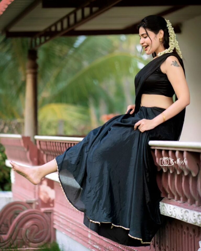 Dharsha Gupta Instagram - 🖤நம்மால் நேற்றை சரிசெய்ய முடியாது, ஆனால் நாளையை உருவாக்க முடியும்🖤 Costume- @aks_le_couturier Pic- @sathish_photography49 Location- @thiruchitrambalampalaceresort